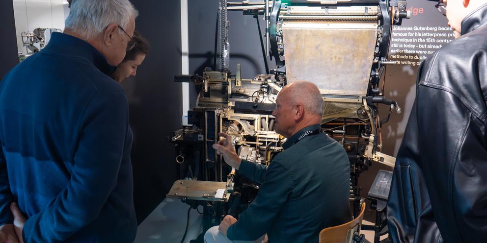 Bild von Druckgeschichte-Experten in der Ausstellung